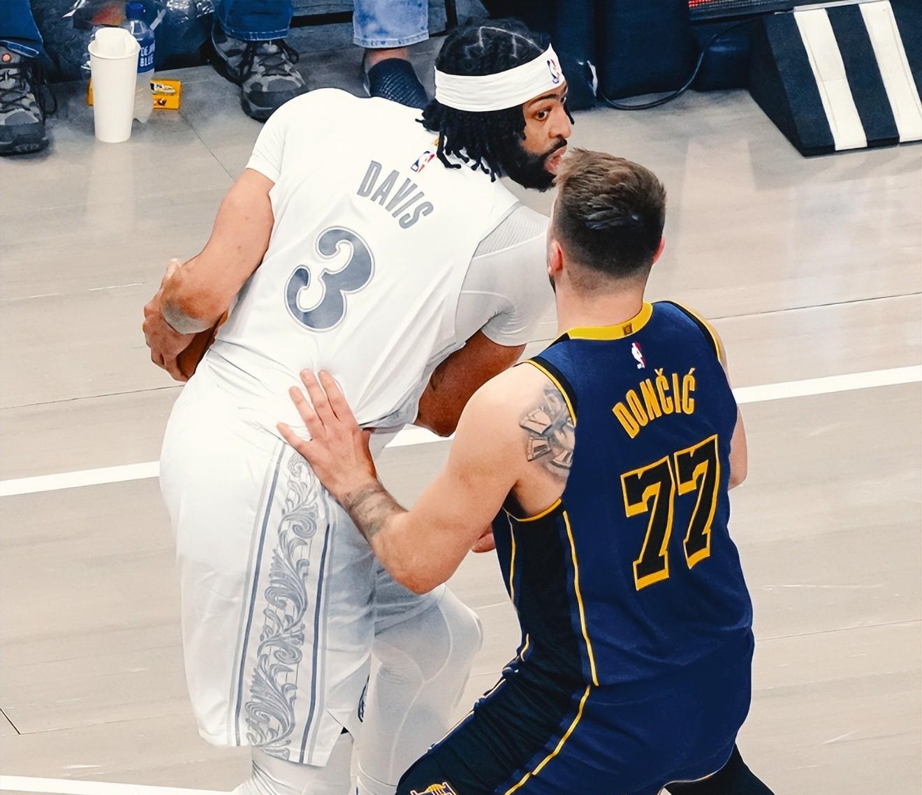 畅玩电子游戏-浓眉对阵凯尔特人展开拉锯大战，最终险胜对手